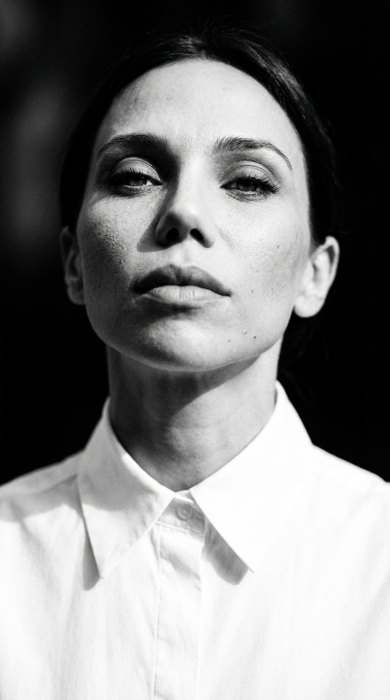 Контрастный черно-белый портрет