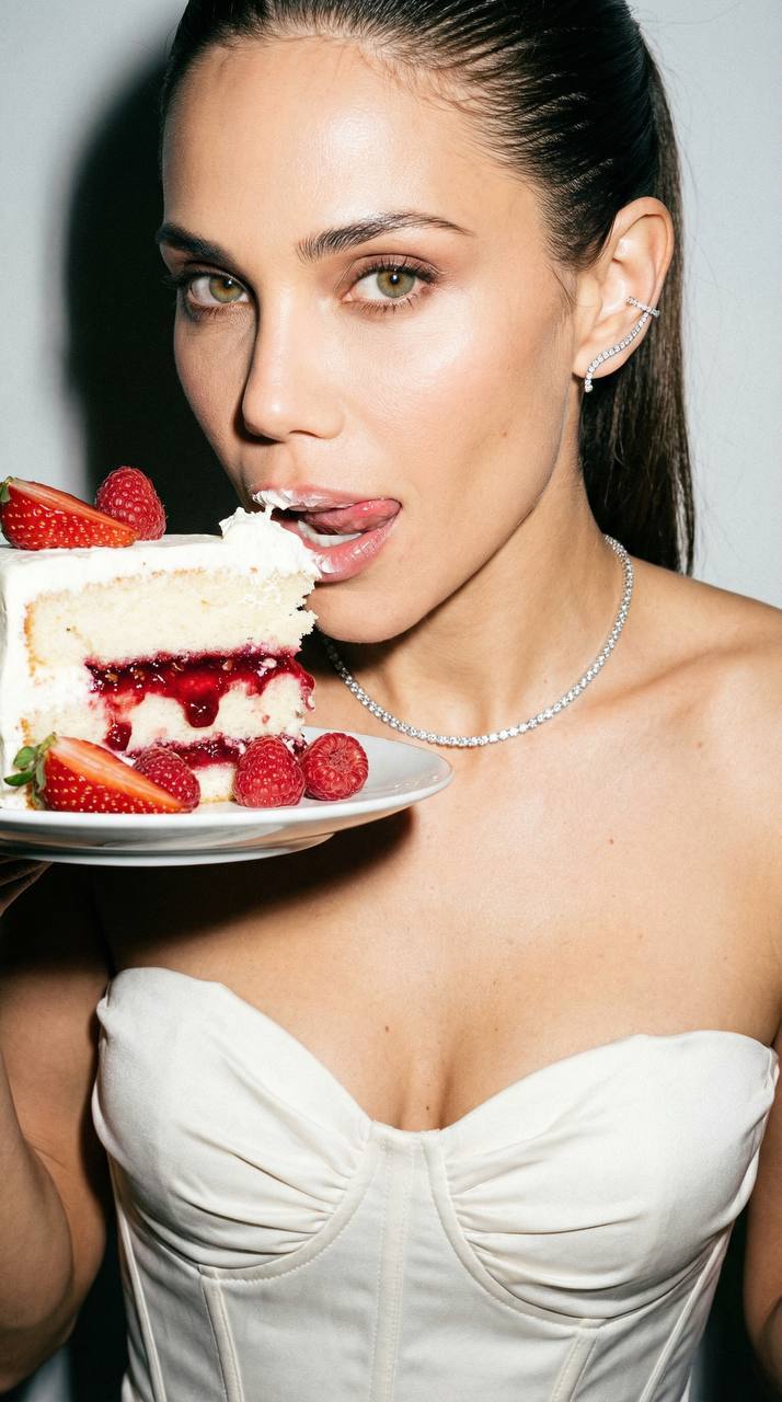 Торт с клубникой