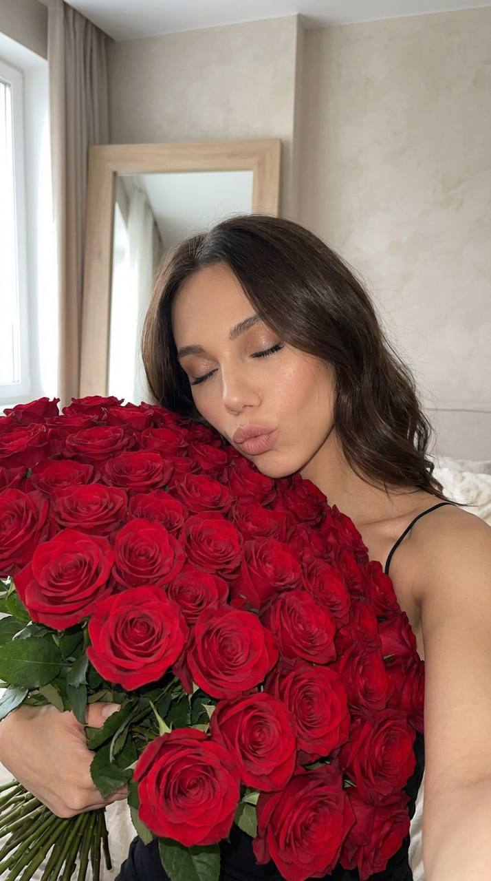 С букетом красных роз